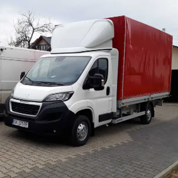 Samochód dostawczy GL Speed Trans z czerwoną plandeką